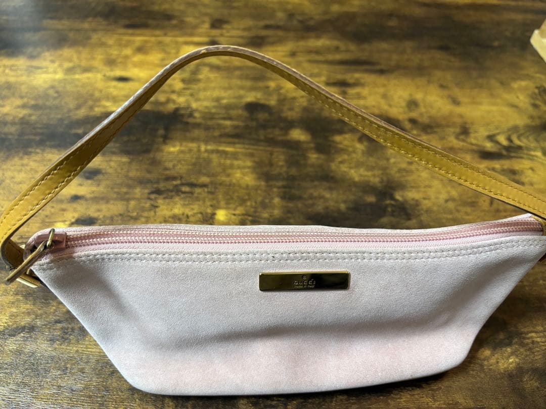 GUCCI ピンク スエード アクセサリーポーチ