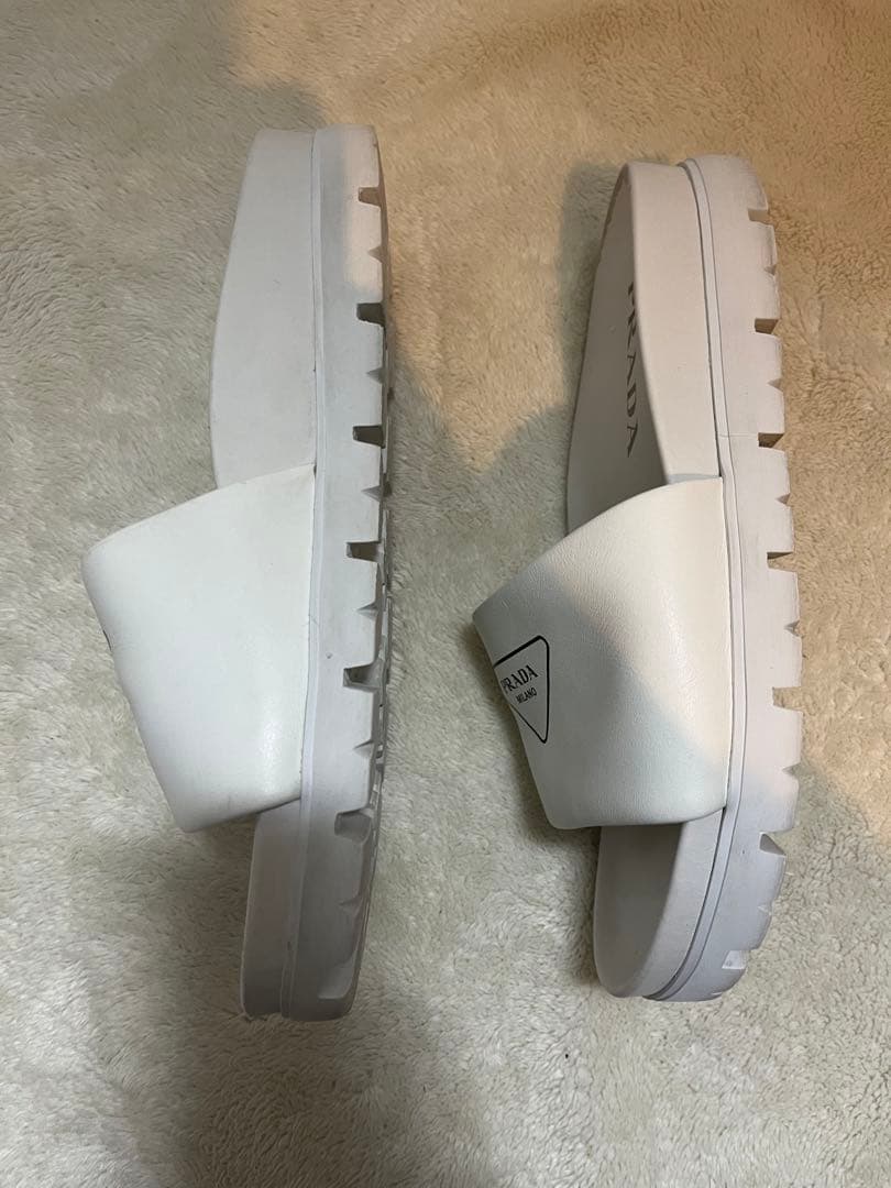 プラダ　サンダル　ホワイト　トライアングルロゴプリント