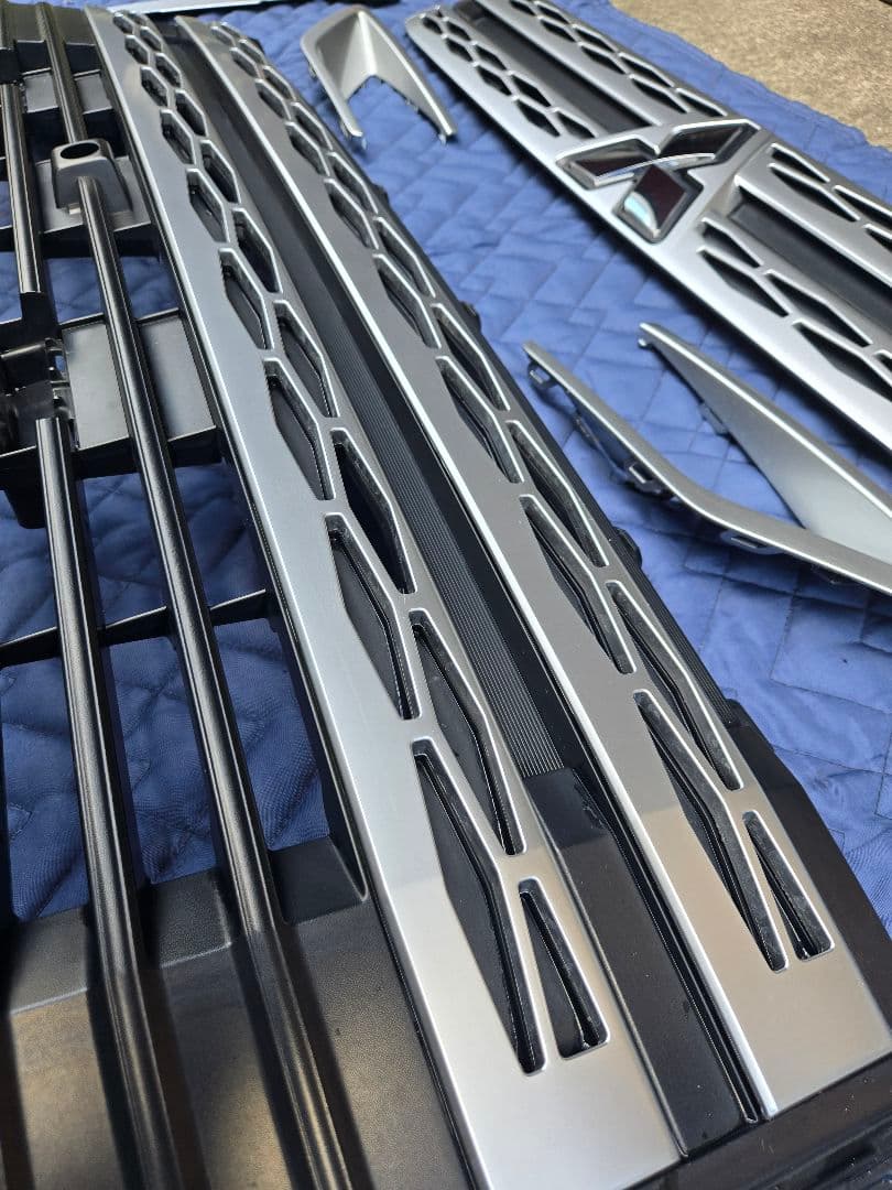 三菱 デリカ D5 後期モデル　純正グリル