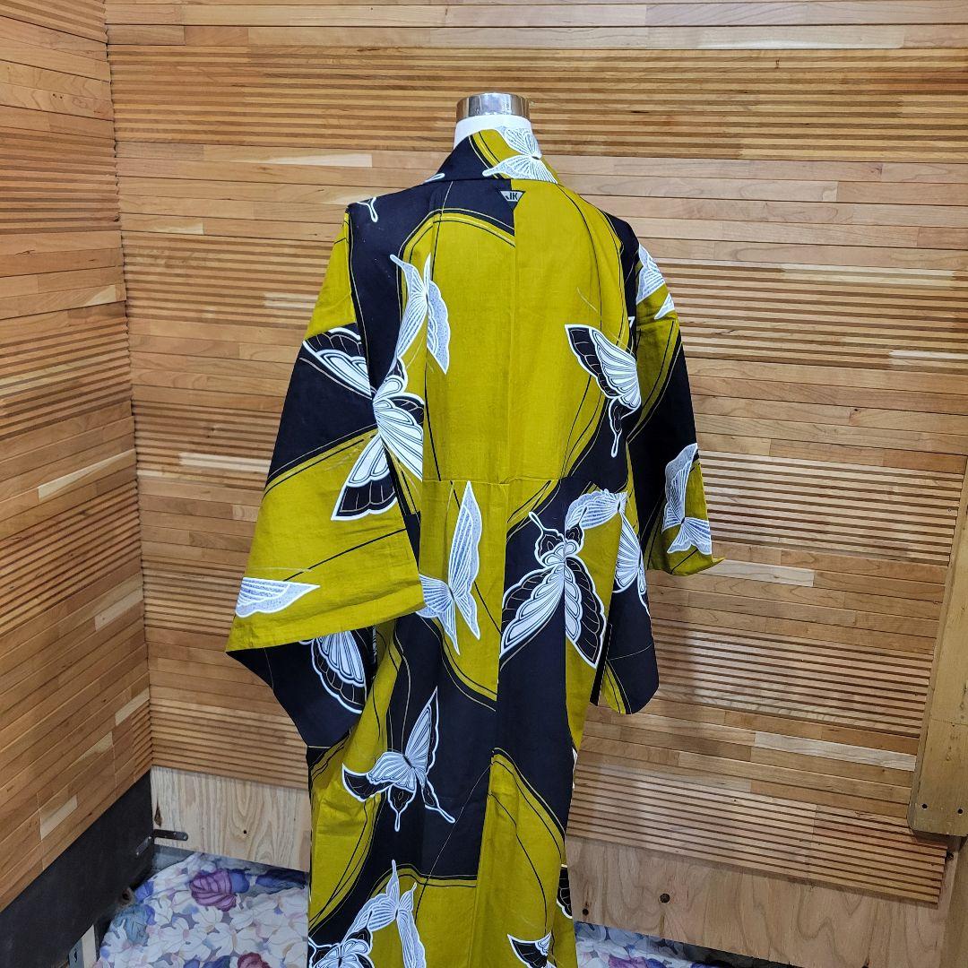 コシノジュンコ　蝶がインパクトある絵模様を見せる注染めの浴衣です