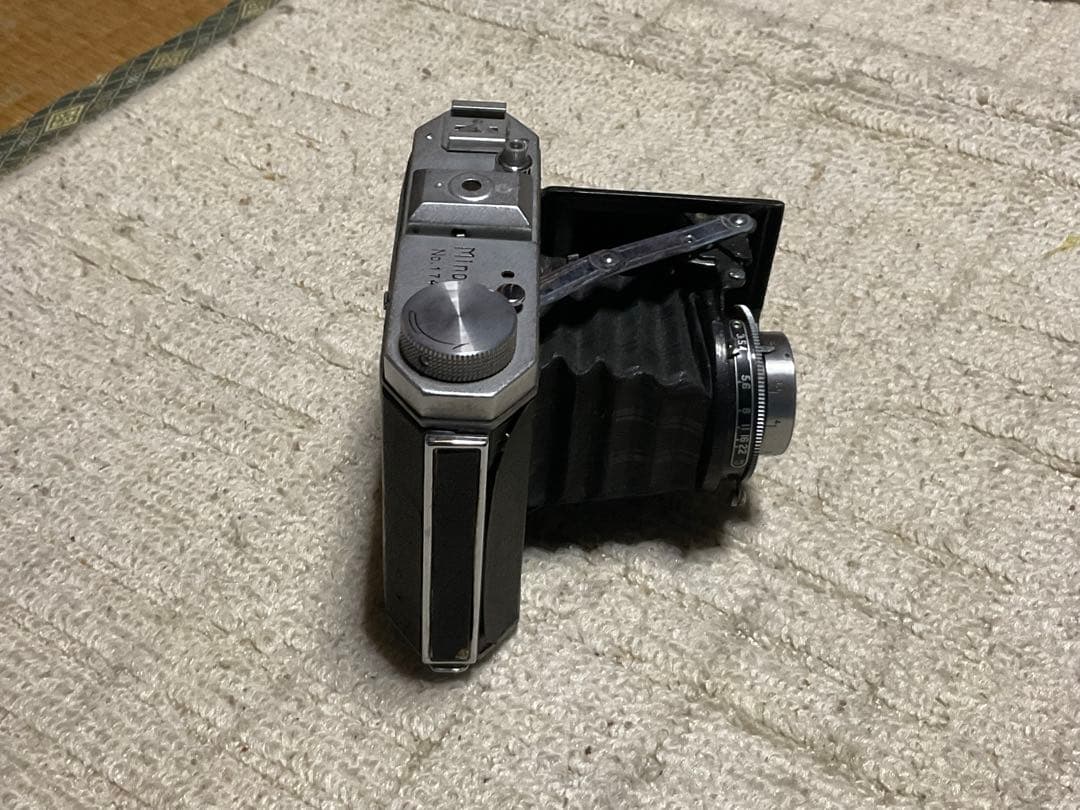 ミノルタ・蛇腹式カメラ、型式不明　年代不明？【蛇腹破れ無しだが、表面ヒビ有り】。