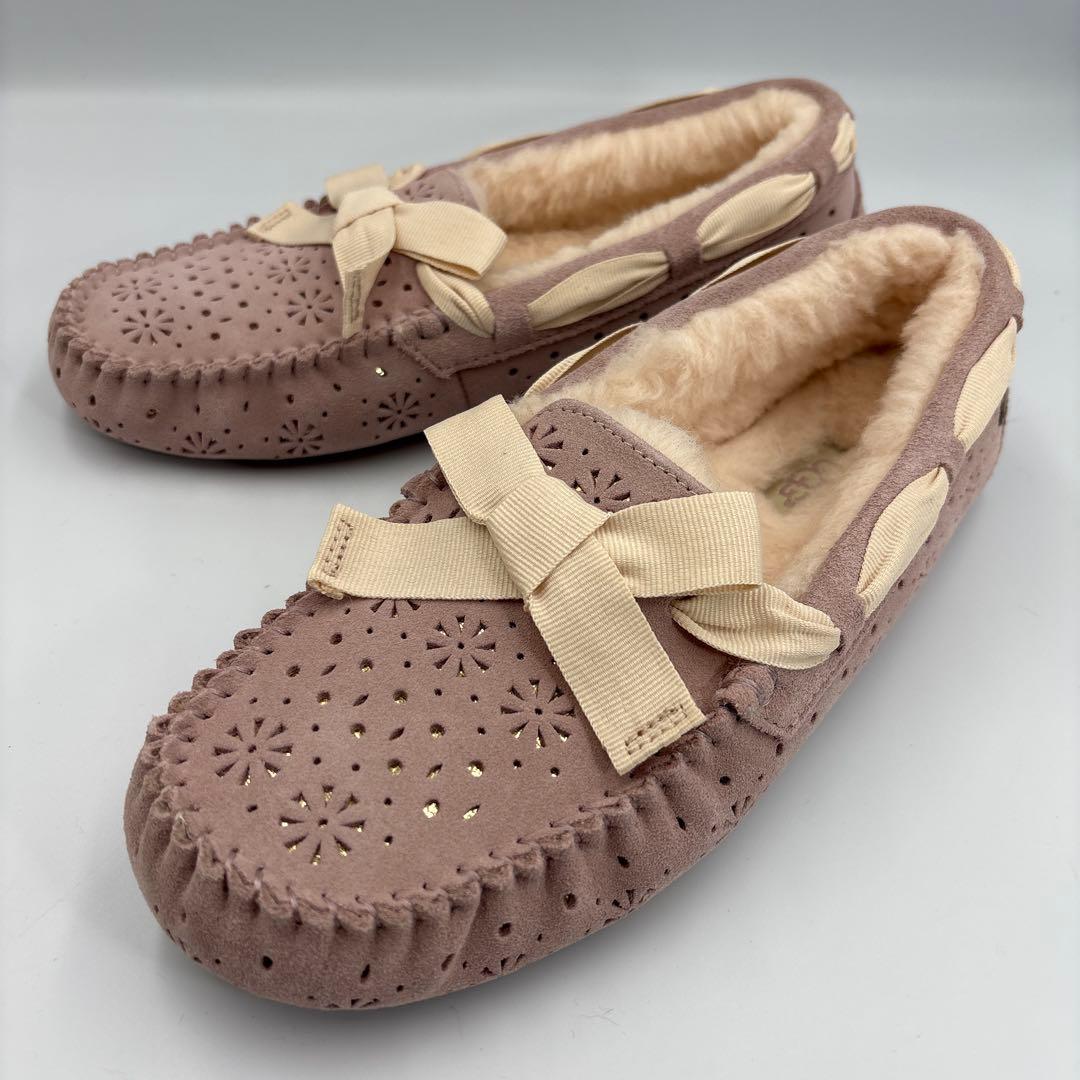 未使用✨UGG アグ　ピンク　スエード　リボン　モカシン パンチング　雪の結晶