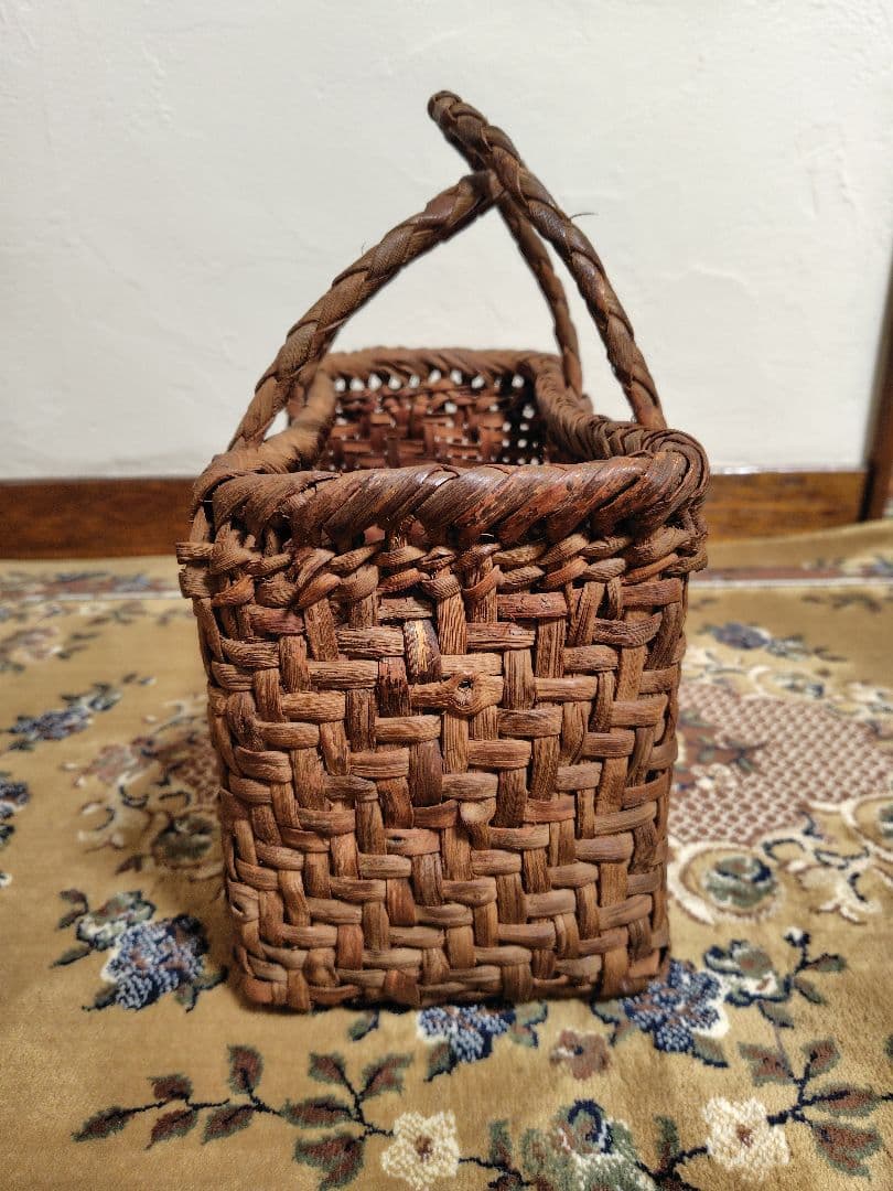 筒井幸彦さんの山葡萄カゴバッグ