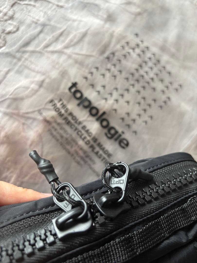 【タグ付き新品】topologie ブラック サコッシュ　8mmストラップ付