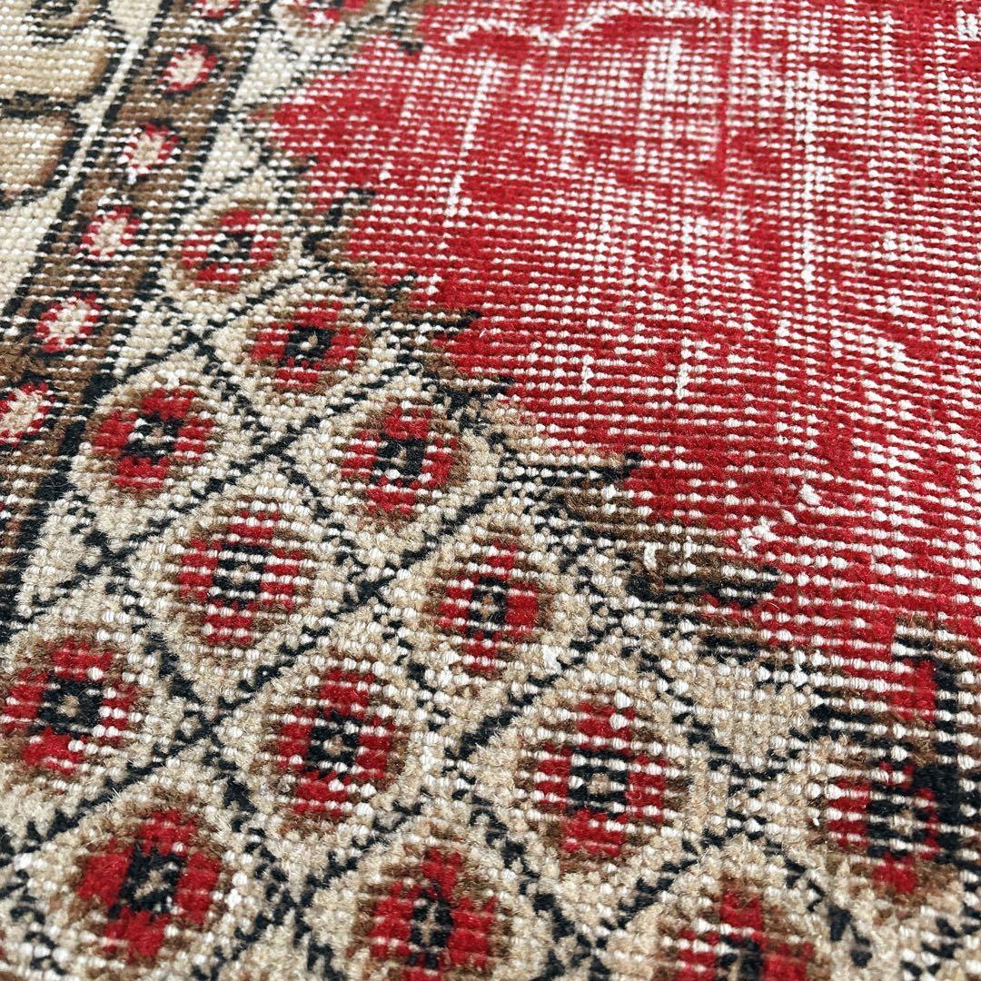 トルコ　ヴィンテージ ラグ　可愛い赤ラグ