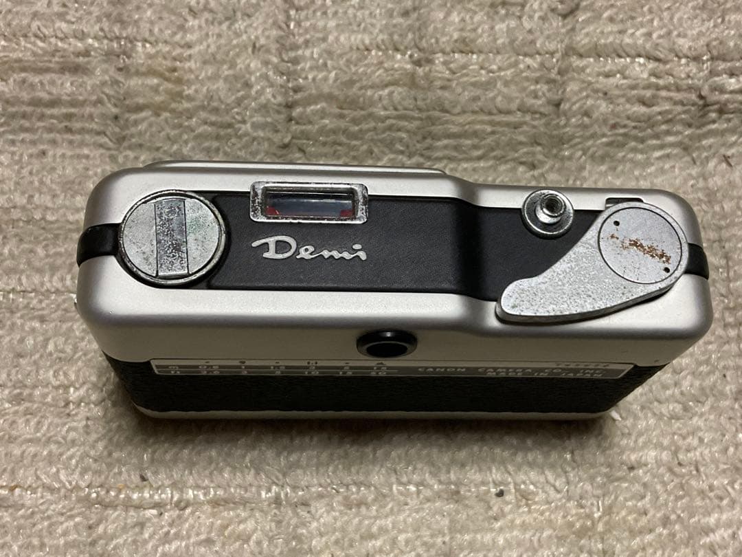 Canon／小型フイルムカメラ。【外部錆あります。内部多少汚れがございます】