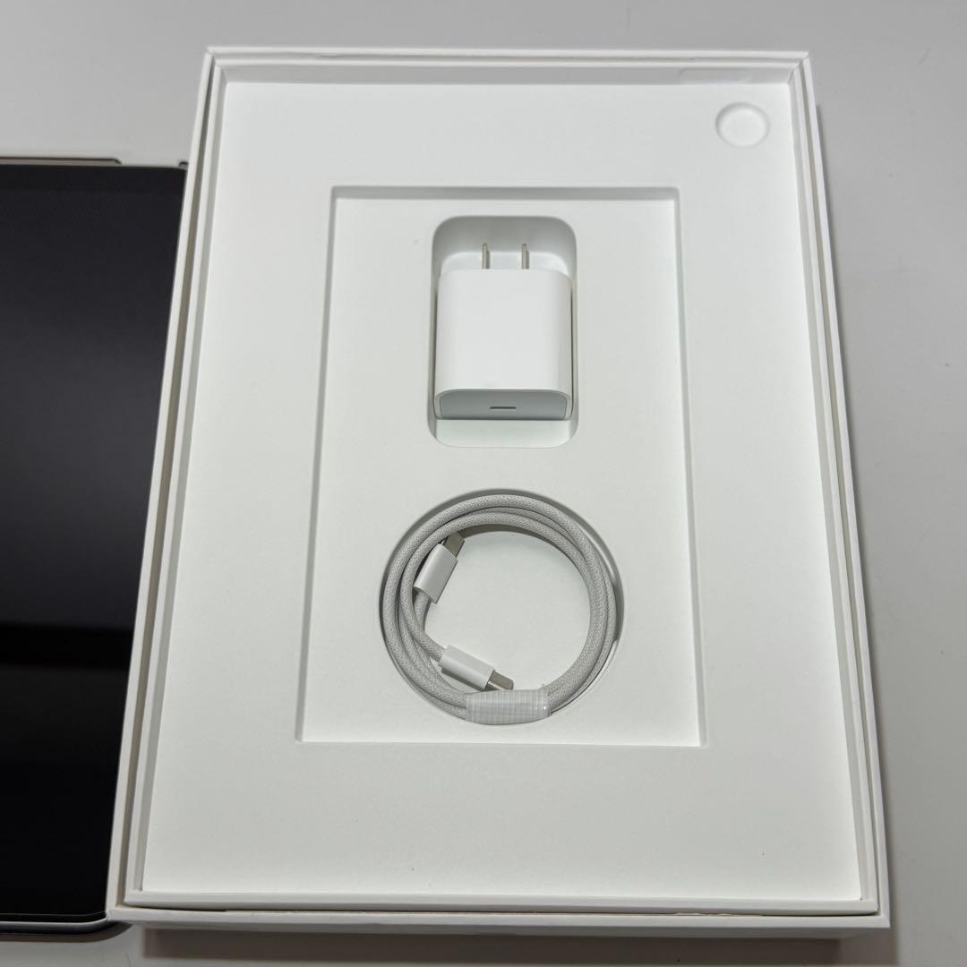 【極美品】iPad (A16) 128GB Wi-Fi シルバー ケース付き