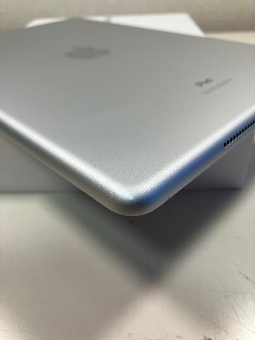 iPad 第8世代　32GB シルバー　Wi-Fiモデル　カバーガラス付