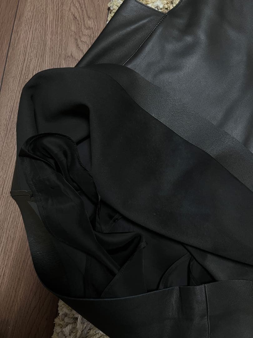 BACCA ブラックレザーVネックノースリーブベスト