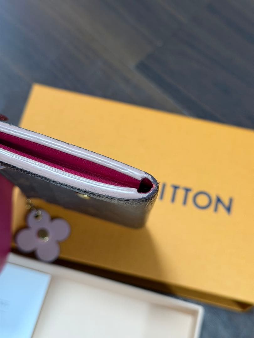 ルイヴィトン モノグラム ポルトフォイユ エミリー フラワーチャーム