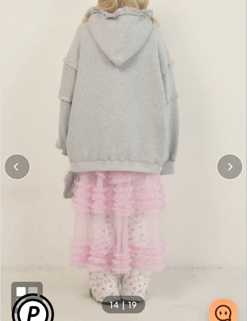 Hug the holidays グレー フリル付きパーカー