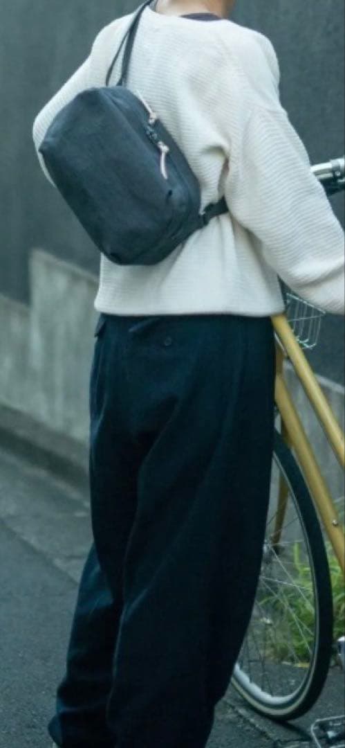 ニジュウカノウ　 FUKUI SIWAナイロンボディバッグＭダークグレー美品