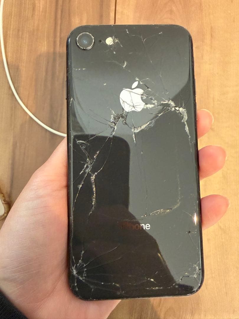 Apple iPhone 8 ブラック 箱付き ひび割れあり