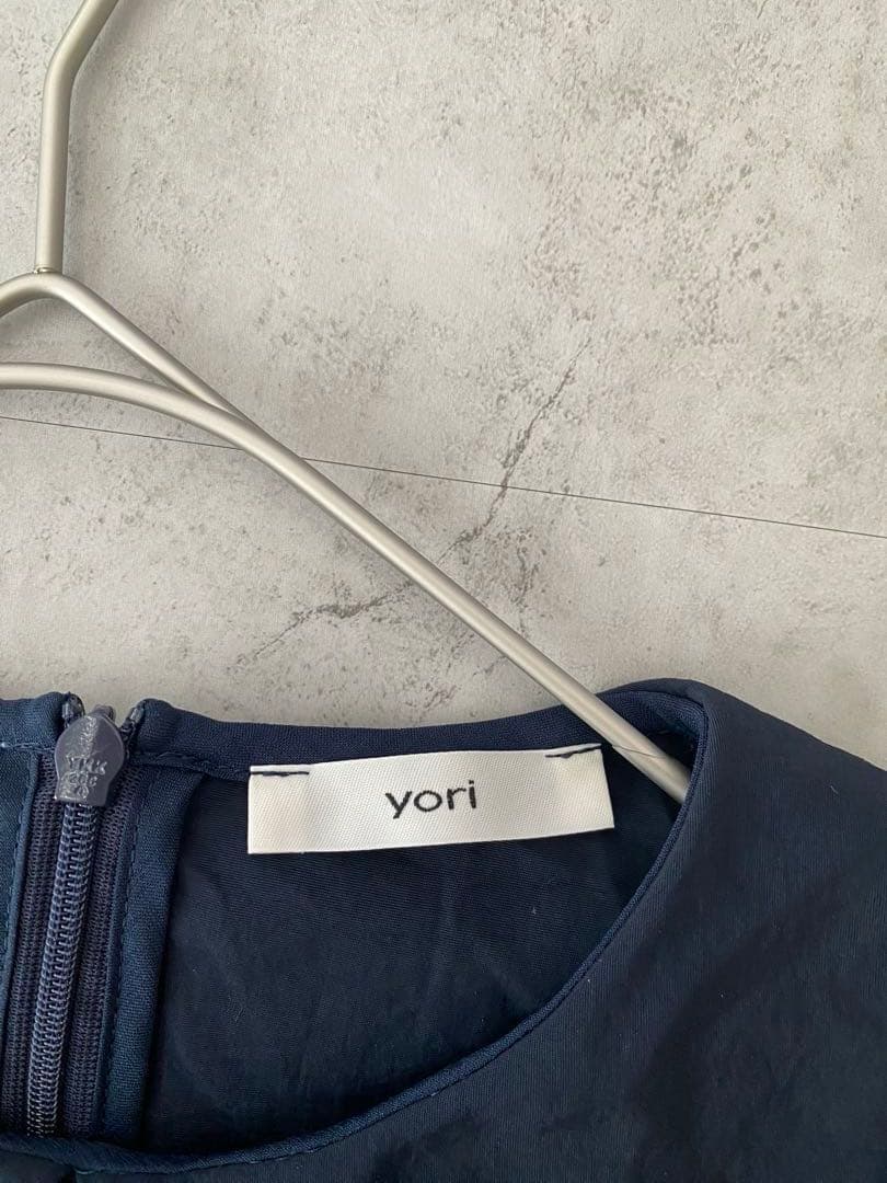 美品　yori ネイビー フラットカラーティアードブラウス　紺　ヨリ
