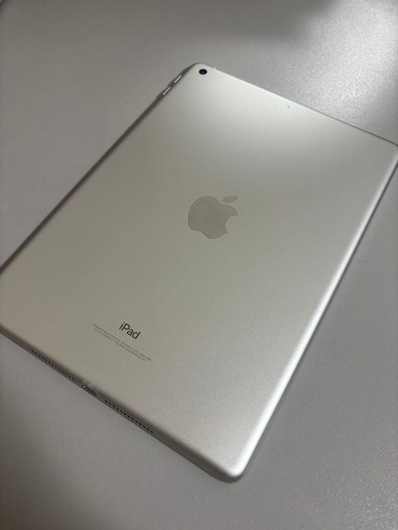 Apple iPad 第6世代　シルバー ケース付き