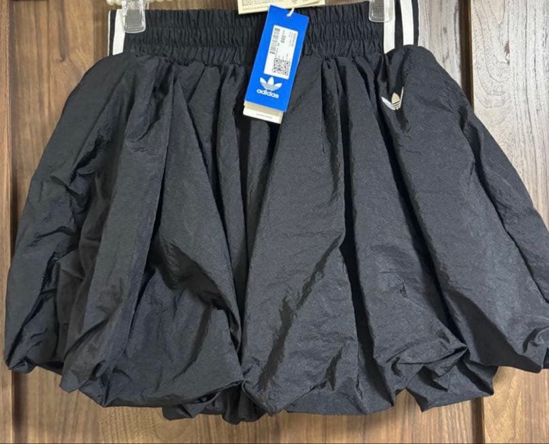 adidas ミニバルーンフレアスカート