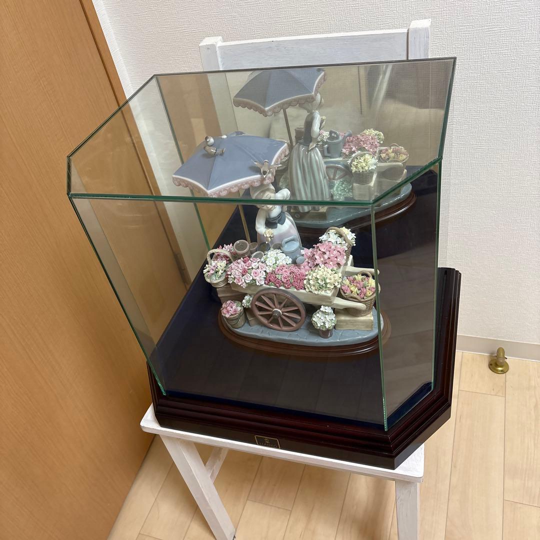 リヤドロ LLADRO [公園通りの花屋さん」ガラスケースと台座付き！綺麗！