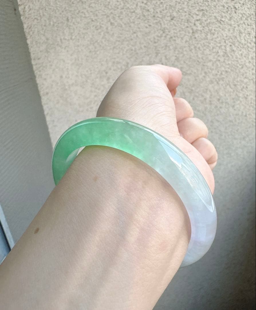 翡翠 ヒスイバングル 薄グリーンと薄グレーのグラデーション
