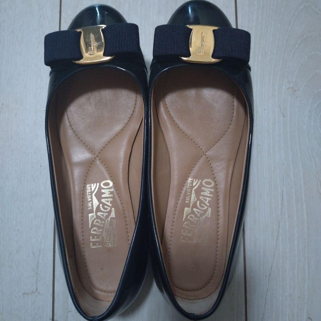 Ferragamo ネイビー フラットシューズ