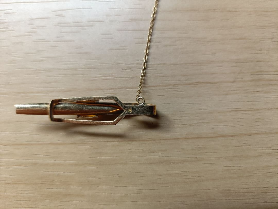 18金ネクタイピン石付き