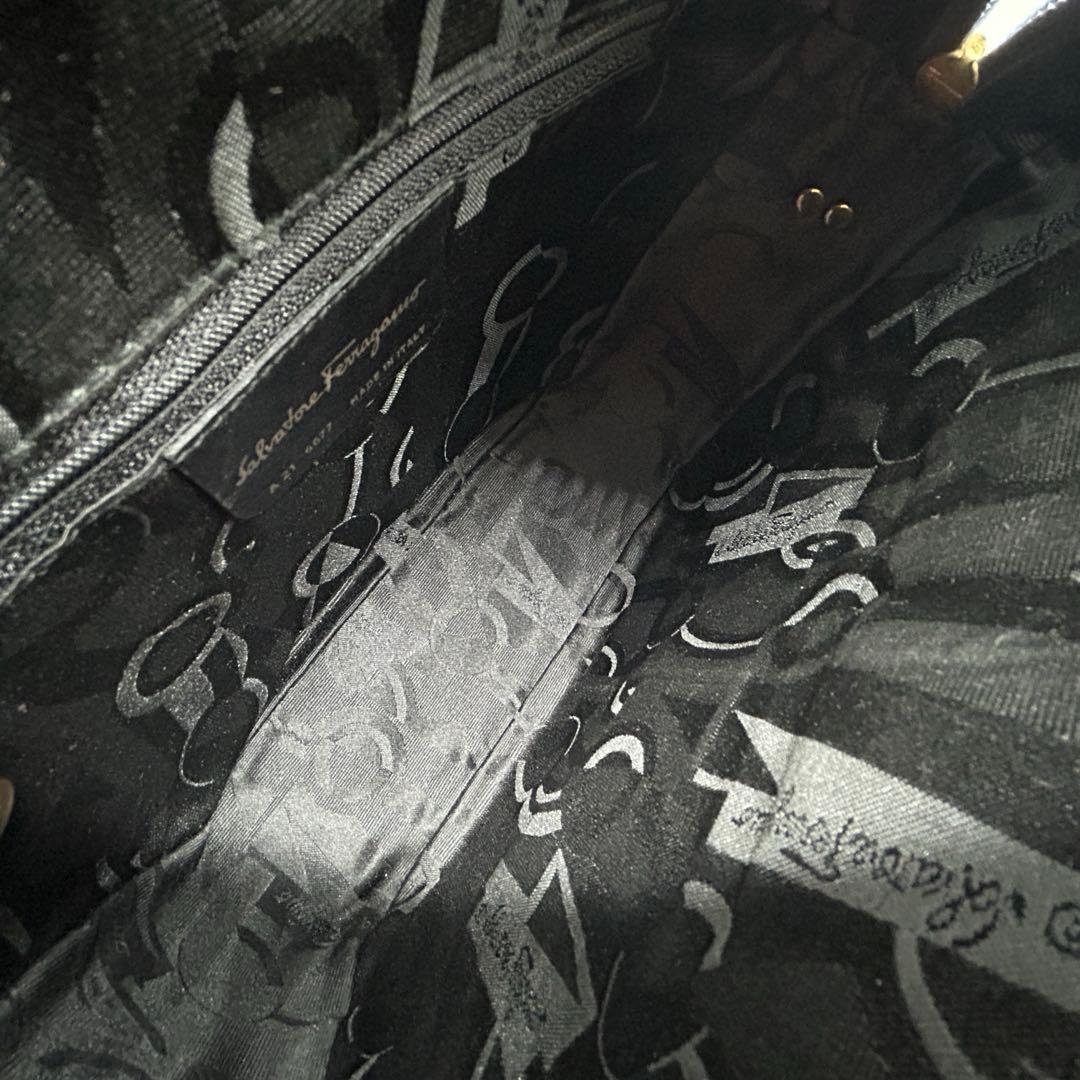 Salvatore Ferragamo ショルダーバッグ ヴァラ 黒 ブラック