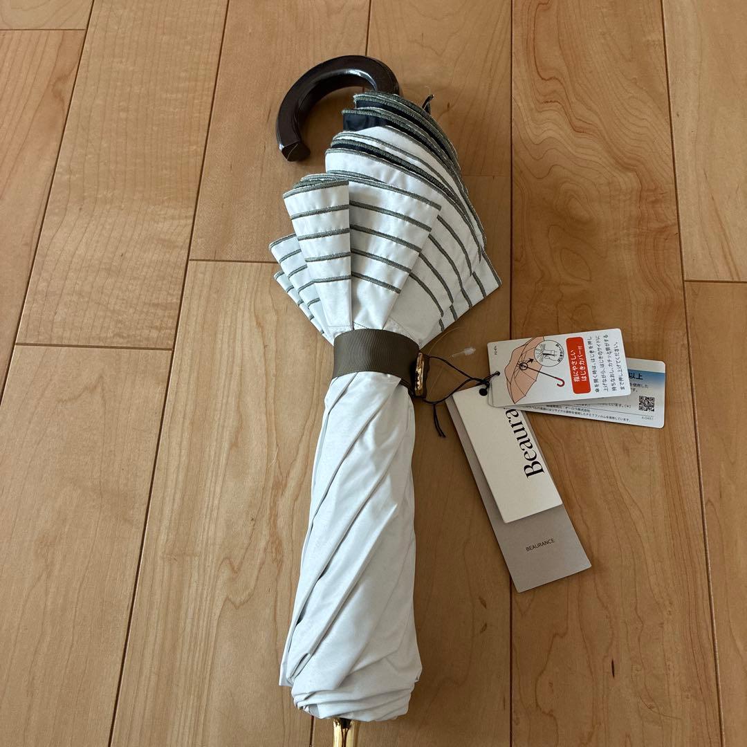 ビューランス　持ち手付き晴雨兼用日傘　ホワイト×カーキライン刺繍