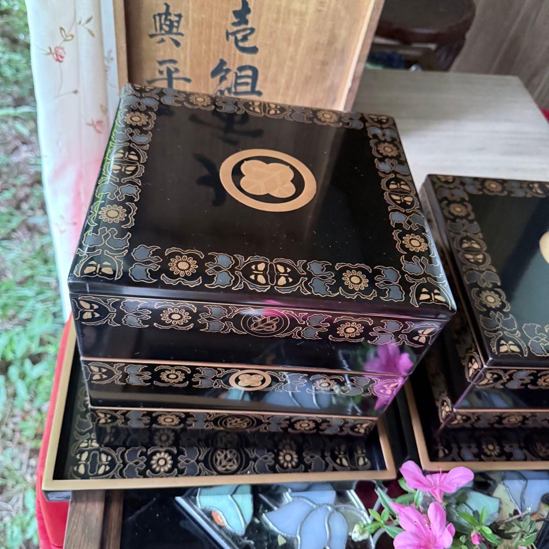 2167様感謝‼️JAPAN蒔絵鷹の羽家紋と蝶鳥花五段重二枚蓋と重ね盆二枚木箱入