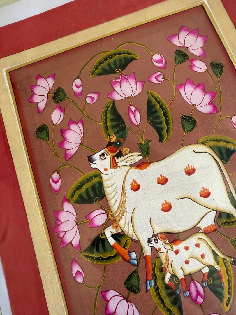 インド手描きピチャワイ画　牛と蓮の花の絵画