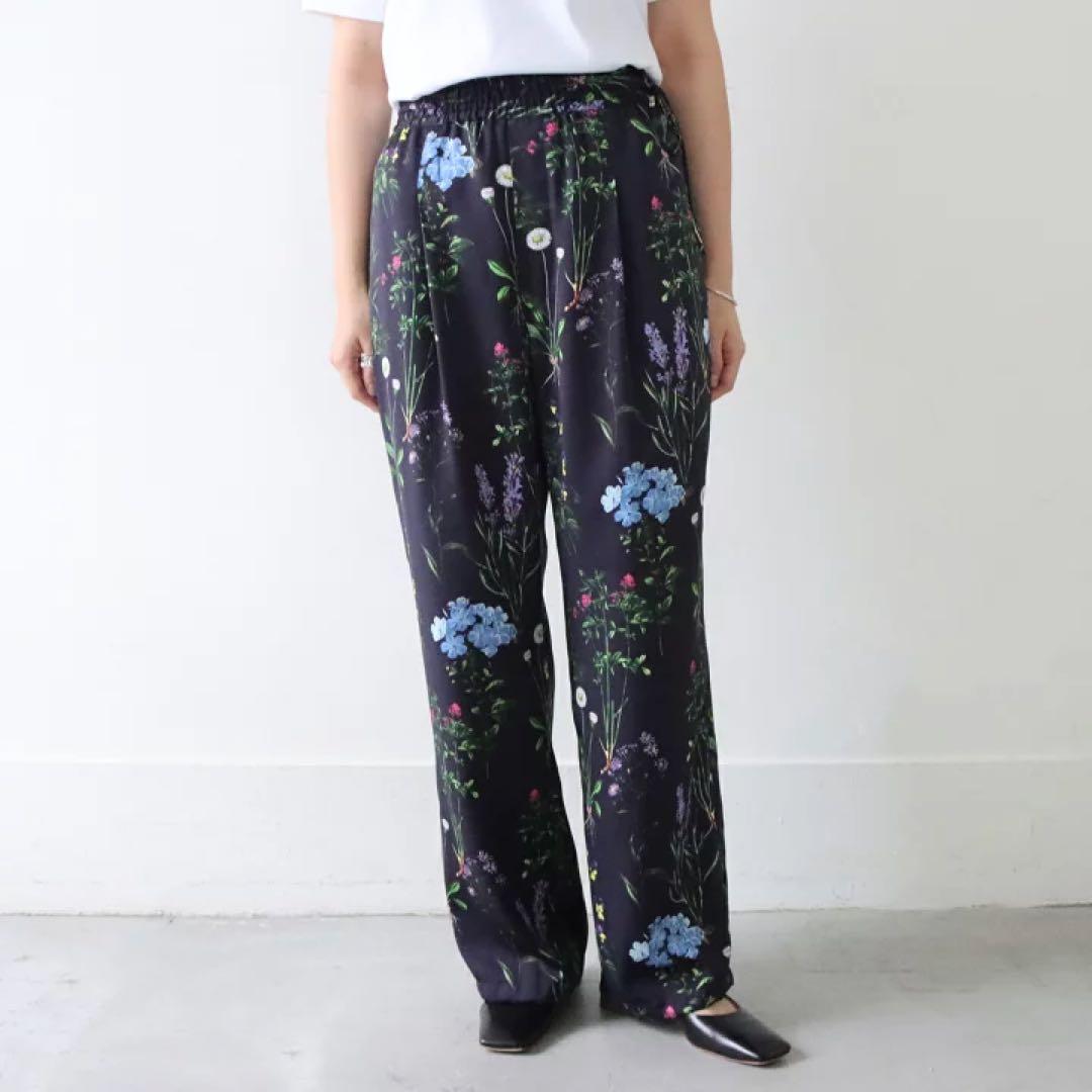 早割9/16まで【試着のみ】TICCA フラワープリントパンツ ネイビー 日本製