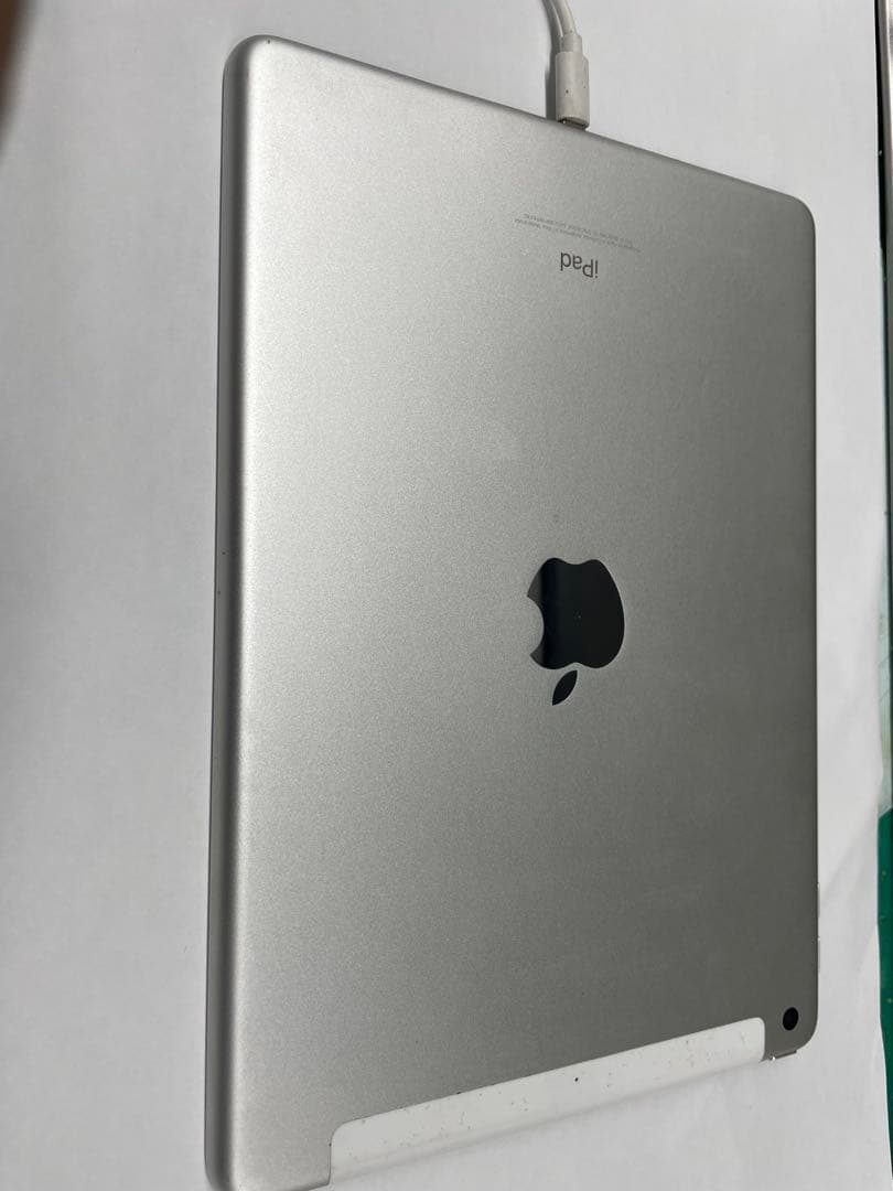 Apple iPad シルバー 本体　第6世代　Wi-Fiセルラー32GB