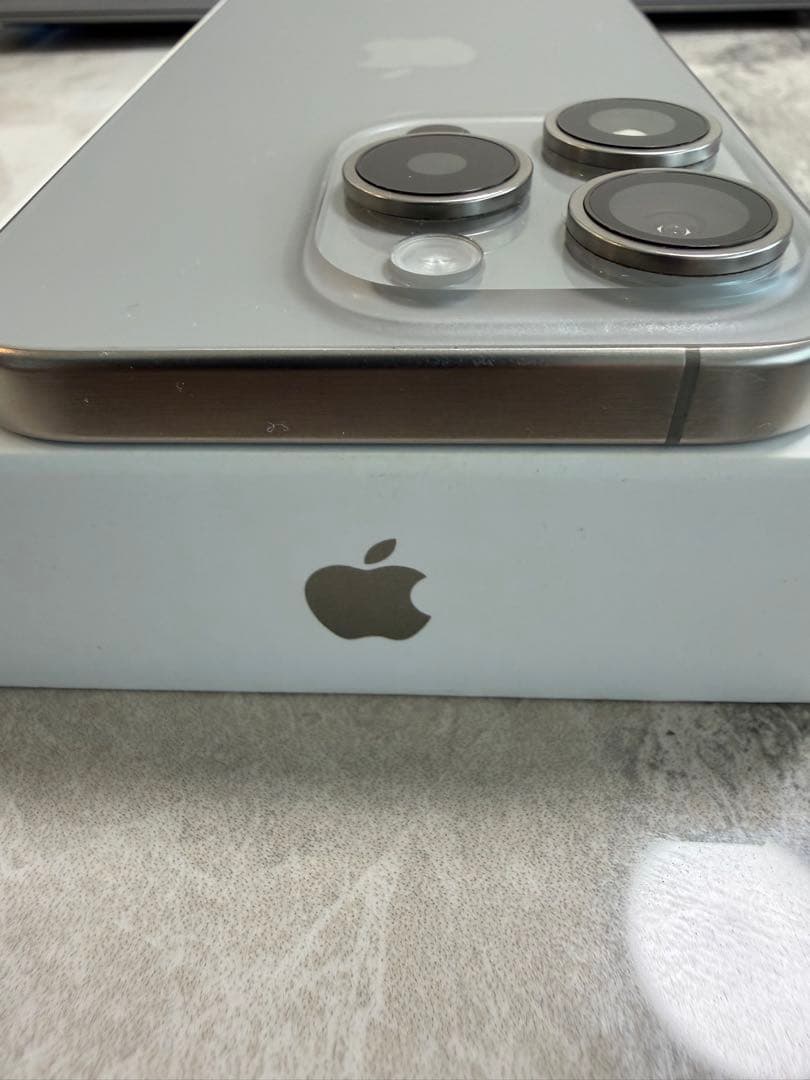 Apple iPhone 15Pro ナチュラルチタニウム本体