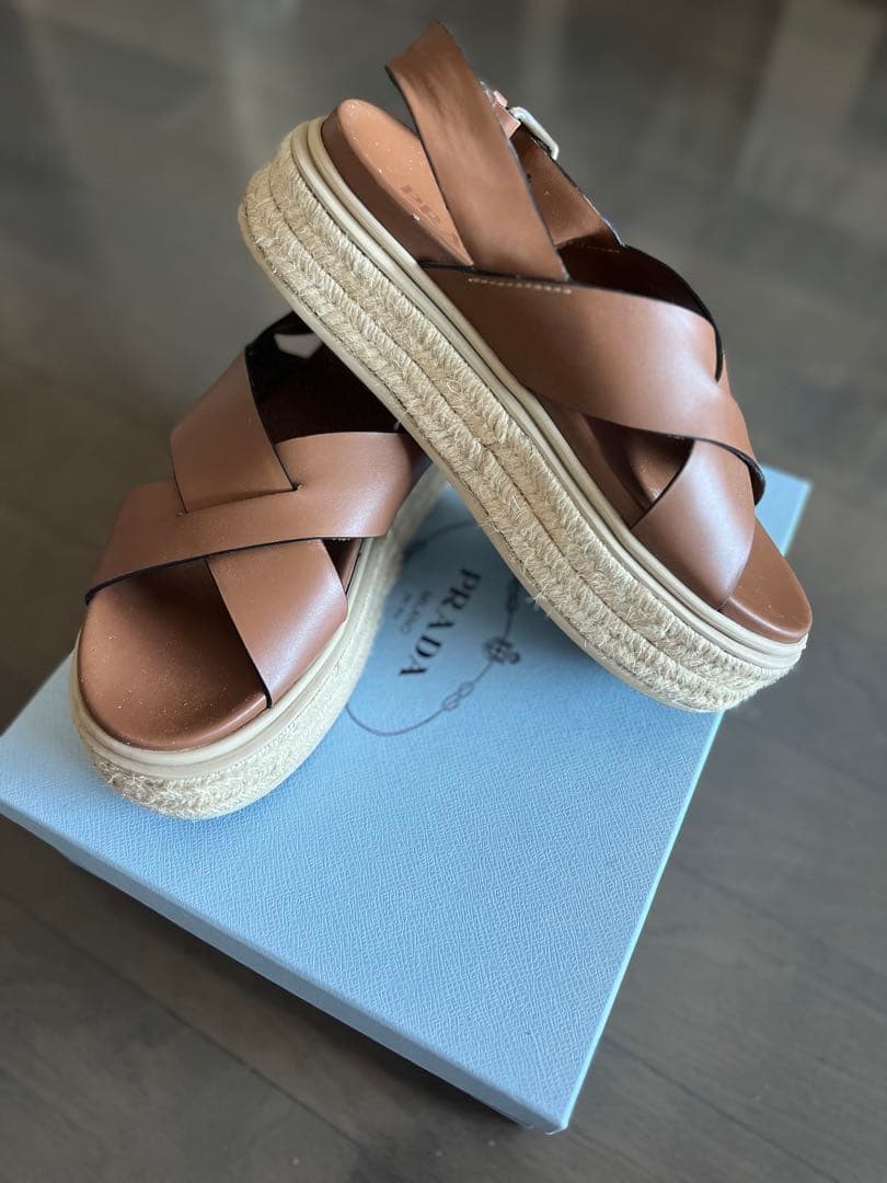 セール【大きめサイズの方必見】PRADAプラダ　厚底サンダル　キャメル