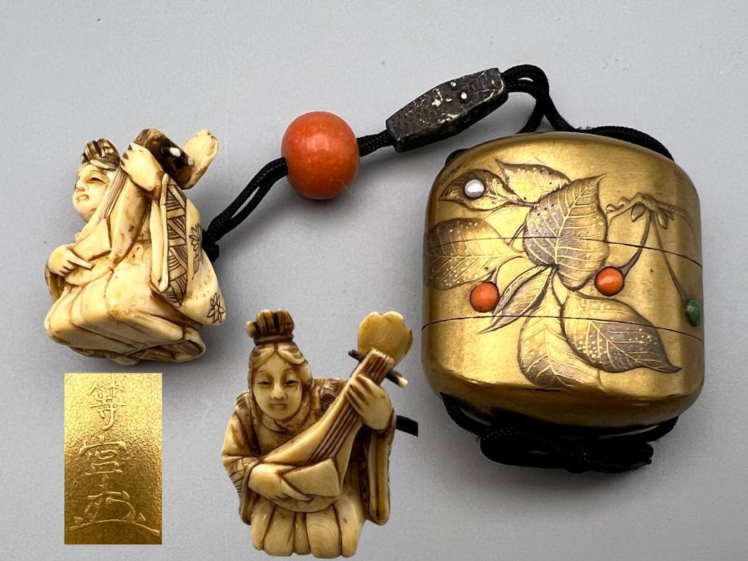 蒔絵三段印籠 在銘 花草蒔絵 金梨地 珊瑚翡翠真珠象嵌 牙根付 本珊瑚 緒締