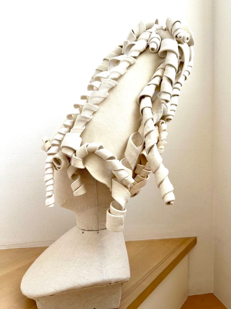 アートハット　1点物ハンドメイド帽子 オフ白　ウールフェルト　ロールヘア風