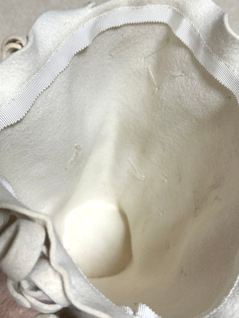 アートハット　1点物ハンドメイド帽子 オフ白　ウールフェルト　ロールヘア風