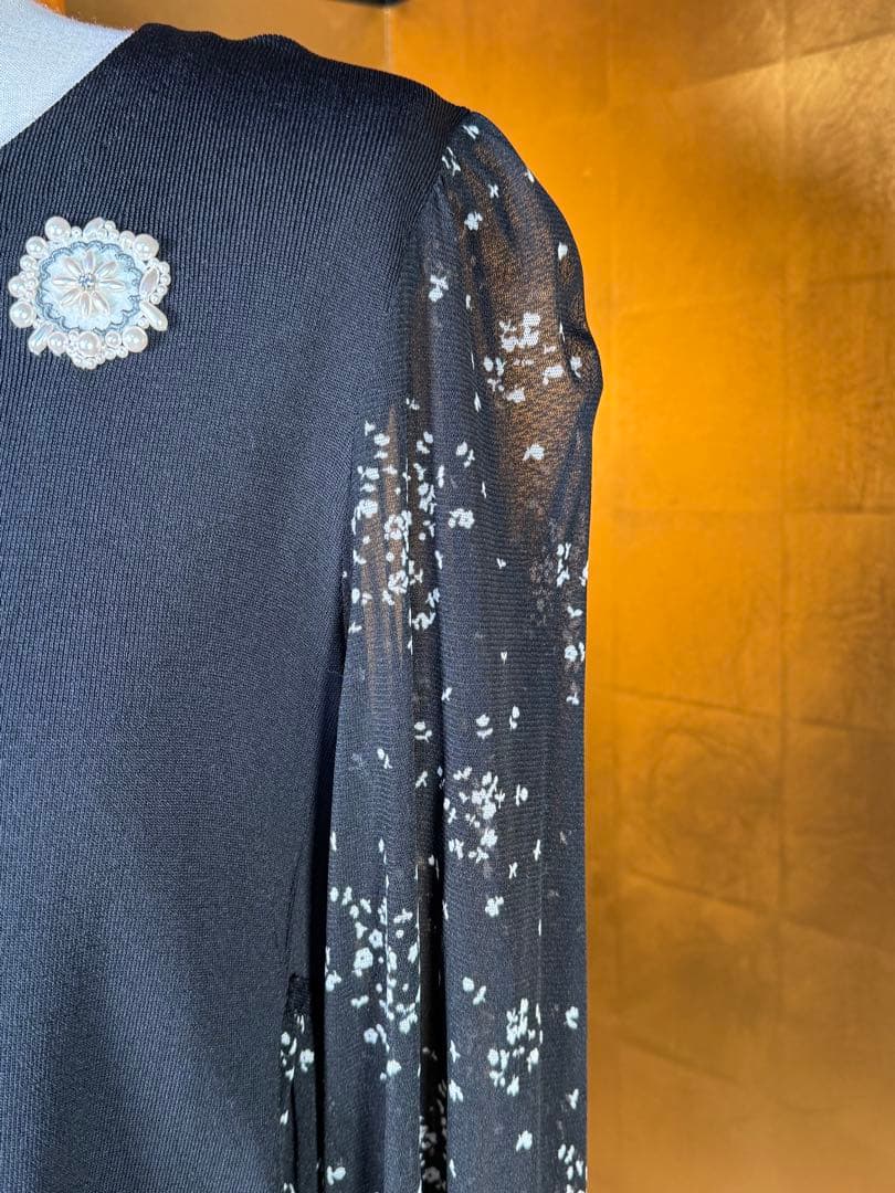 新品タグ付き【スーパービューティ】花柄長袖チュニック パールブローチ付き