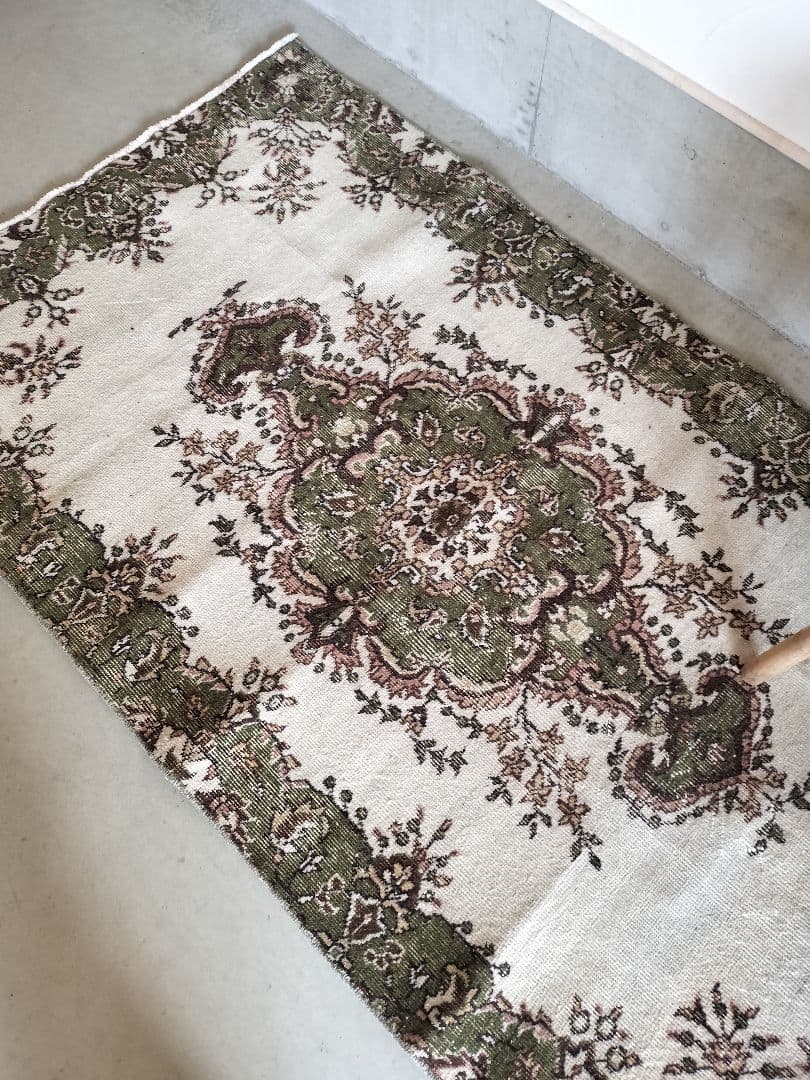 モスグリーンとベージュのヴィンテージトルコラグ　雅姫さんNo.728