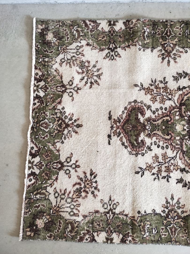 モスグリーンとベージュのヴィンテージトルコラグ　雅姫さんNo.728