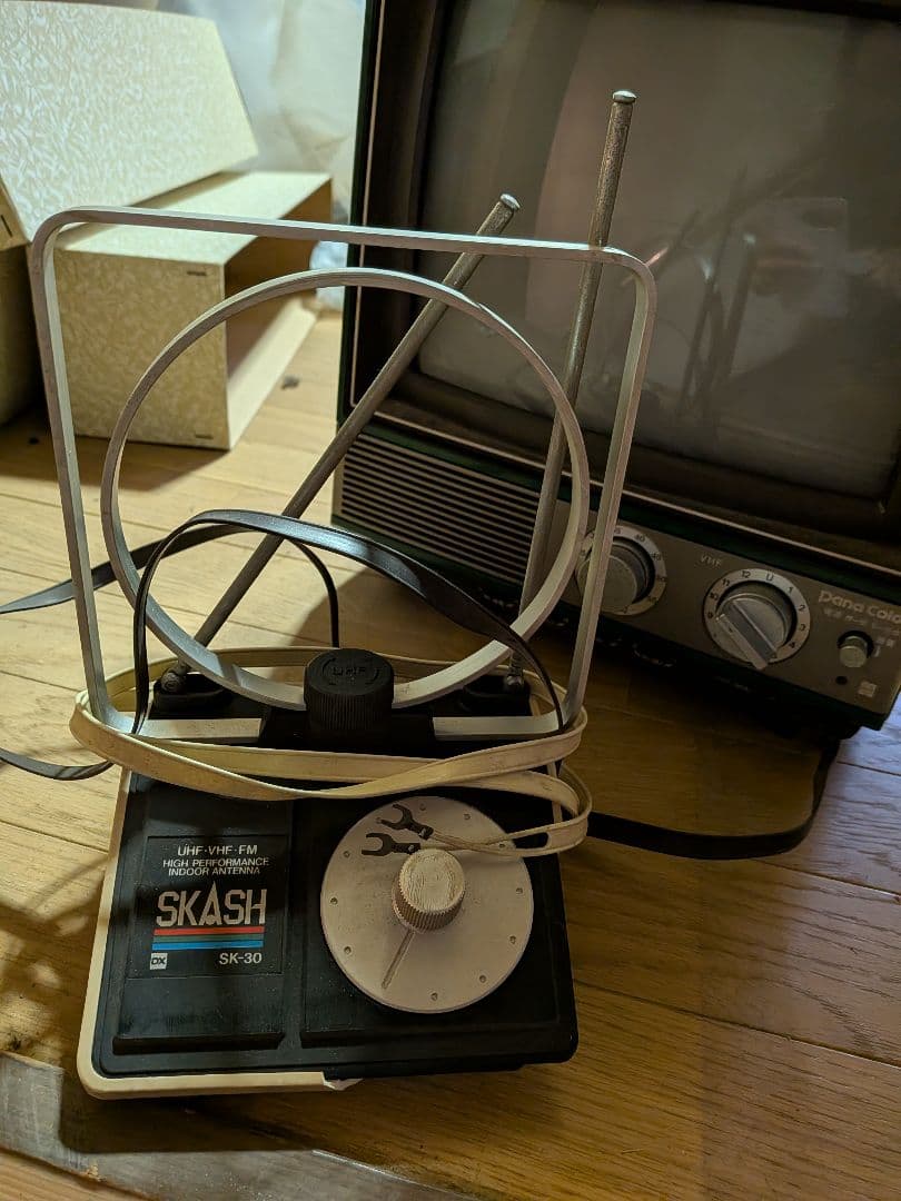 電源入砂嵐確認　ナショナルカラーテレビ TH11- S6（A）緑 昭和レトロ