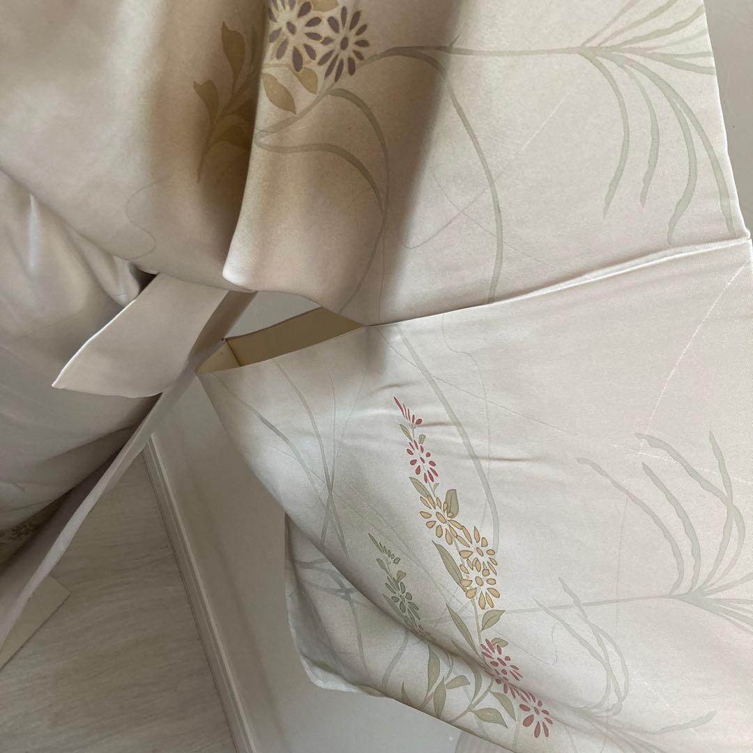 新品　訪問着　菊淡いグレージュ身幅L L ゆったり　金彩　骨格ウェーブ　上品