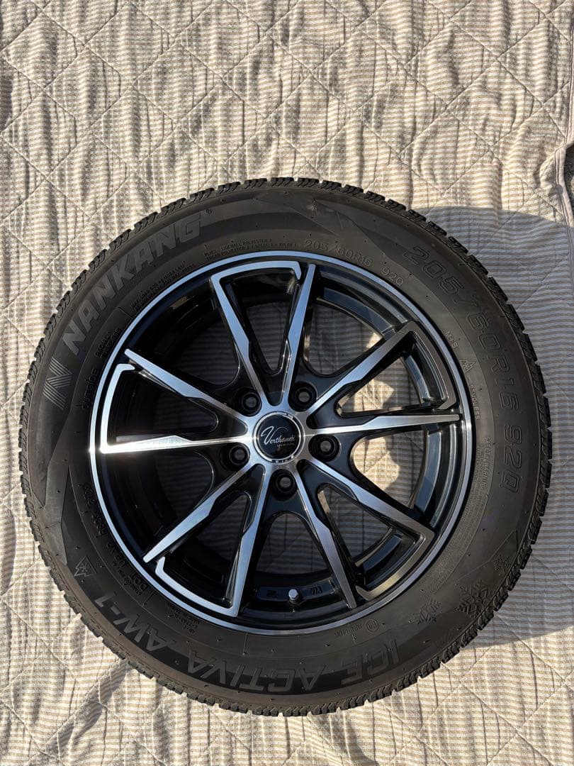 ホィール付スタッドレスタイヤ　205／60／R16 2番