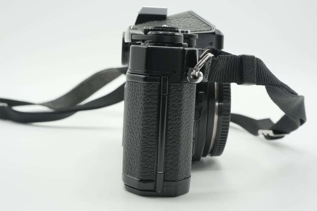 【美品】Nikon FE ブラック フィルムカメラ本体／前キャップ・ストラップ