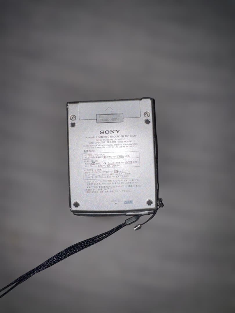 SONY/ソニー　ポータブルMDレコーダー　MZ-B100　シルバー