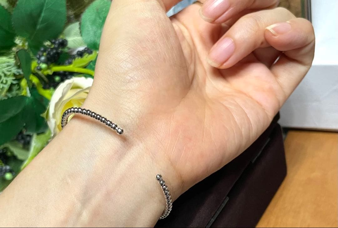 セール宝飾展購入　18wg ダイヤモンド　ブレスレット　バングル　形状