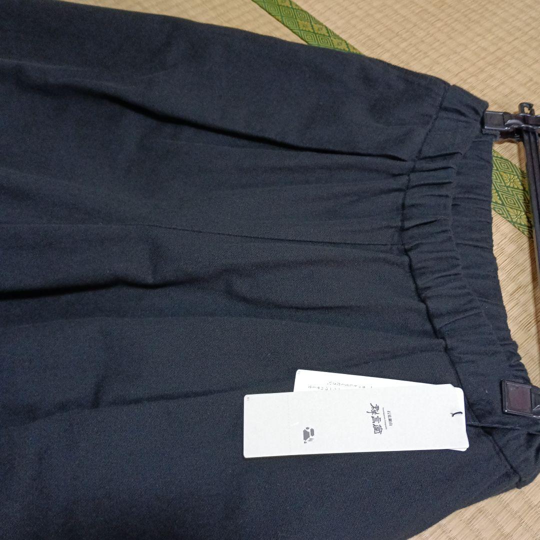 群言堂、綿サテンパンツです。