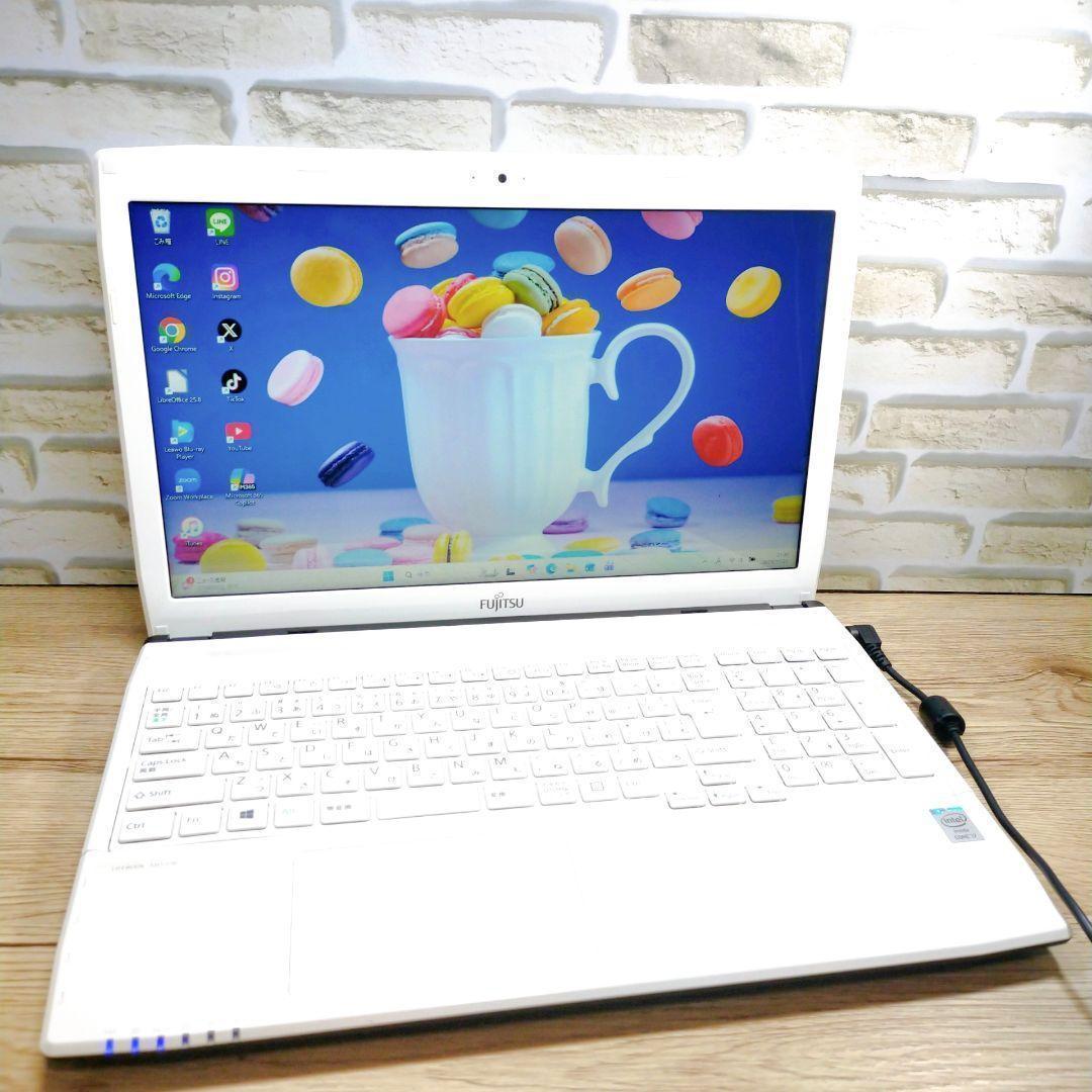 美品✨️動作良好❣️綺麗な白✨️富士通ノートパソコン✨️ブルーレイ！カメラ付き！