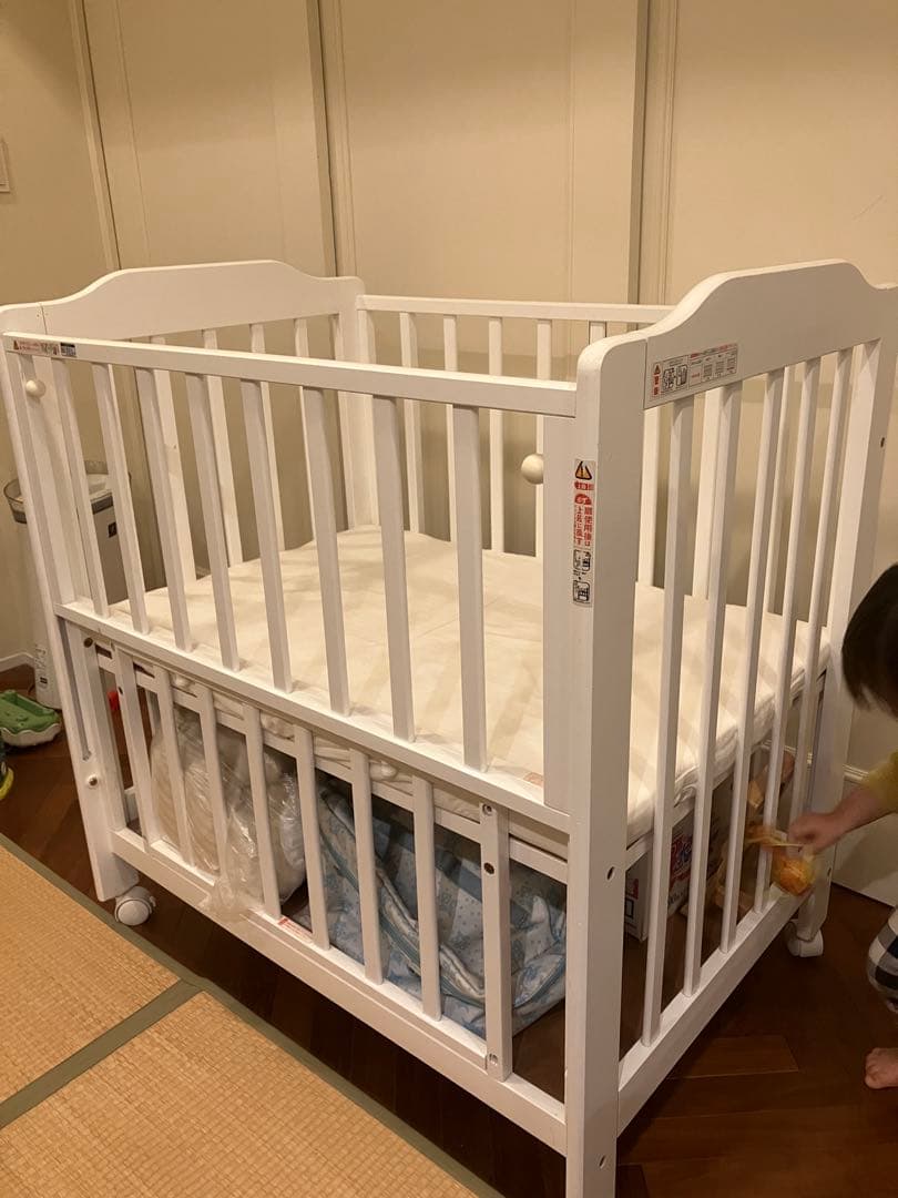 ホワイト木製ベビーベッド KATOJI キャスター付き
