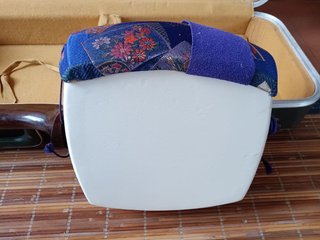 三味線本体 白色・紫色装飾