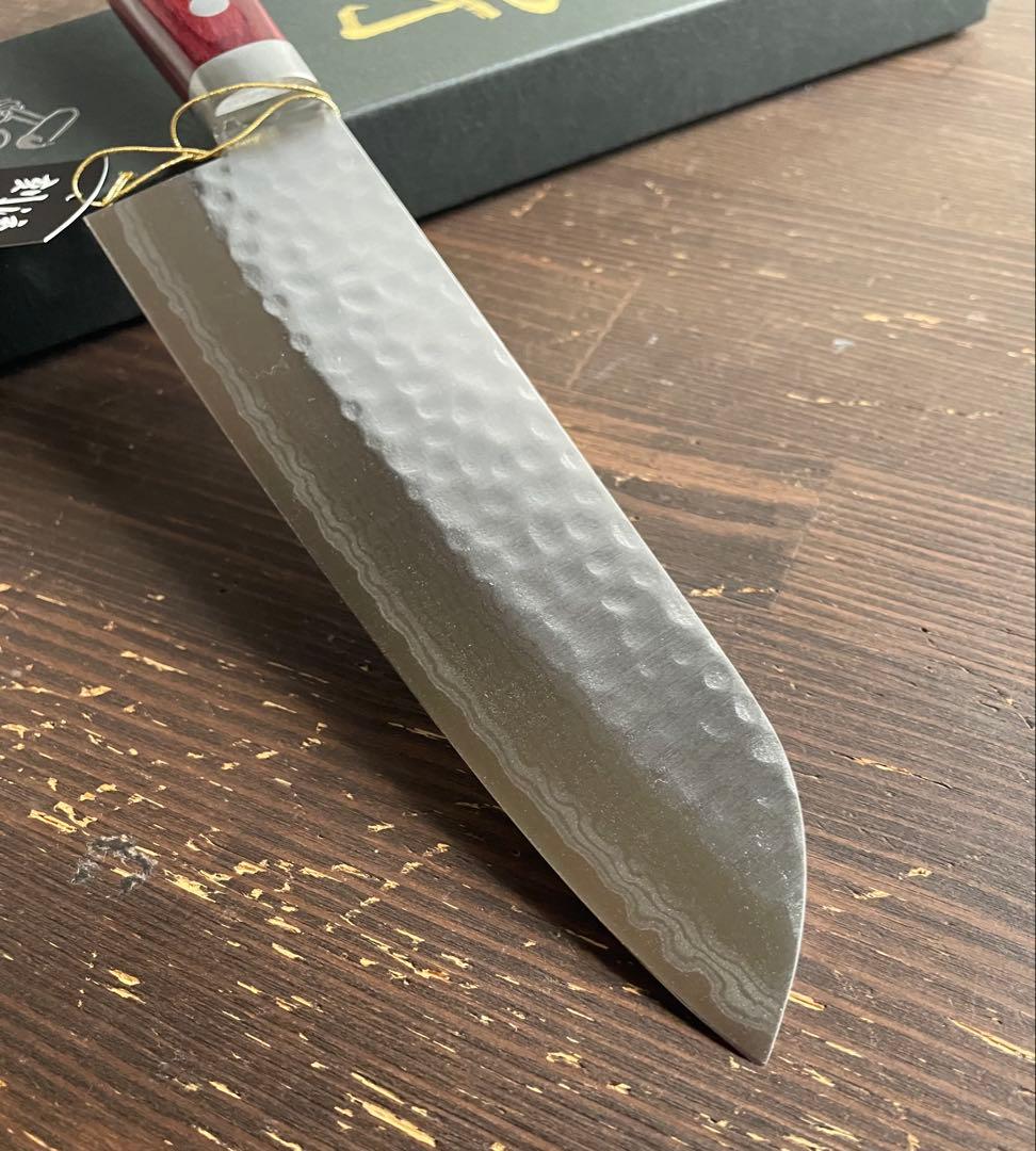 増谷刃物 三徳包丁VG10ステンレス積層槌目 刻流 口金有レッド柄 アウトレット