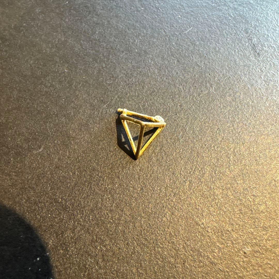 ゴールド三角形ピアス(片耳用) ユニセックス